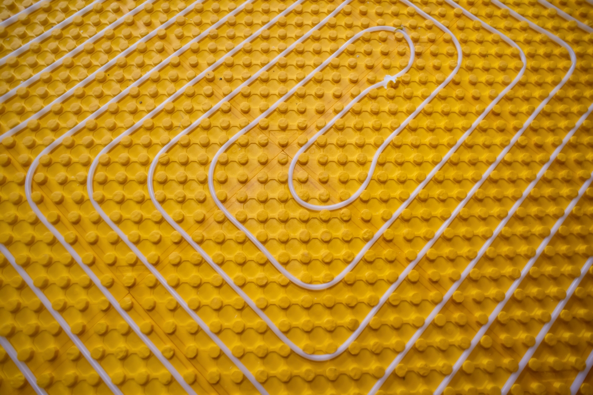 Ogrzewanie podłogowe a osuszanie podposadzkowe